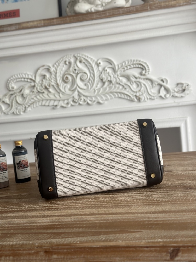 The canvas and leather tote bag, designed based on the Hermès Birkin bag, is a very popular lightweight commuter style in recent years.