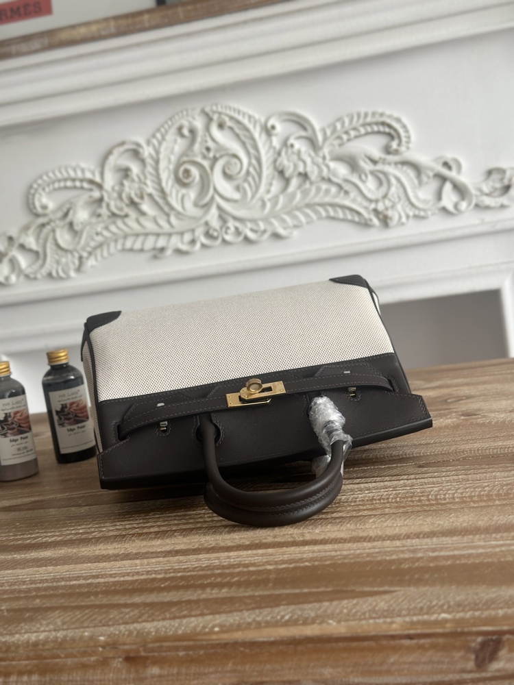 The canvas and leather tote bag, designed based on the Hermès Birkin bag, is a very popular lightweight commuter style in recent years.