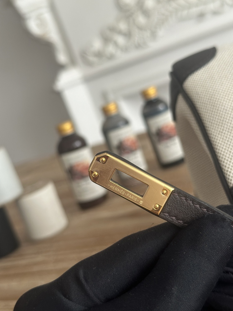 The canvas and leather tote bag, designed based on the Hermès Birkin bag, is a very popular lightweight commuter style in recent years.