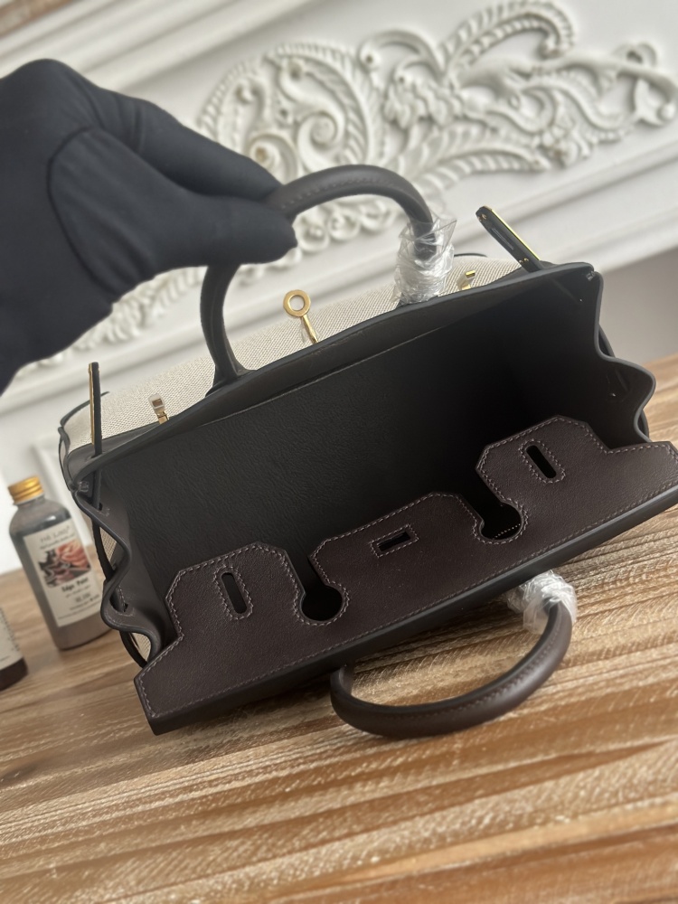 The canvas and leather tote bag, designed based on the Hermès Birkin bag, is a very popular lightweight commuter style in recent years.