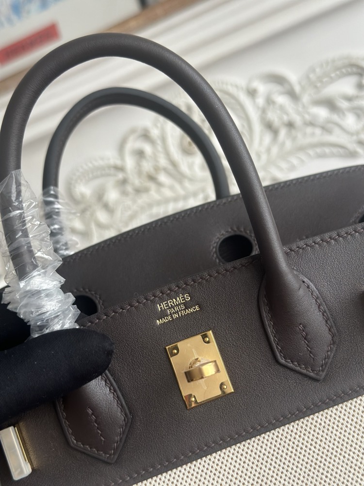 The canvas and leather tote bag, designed based on the Hermès Birkin bag, is a very popular lightweight commuter style in recent years.