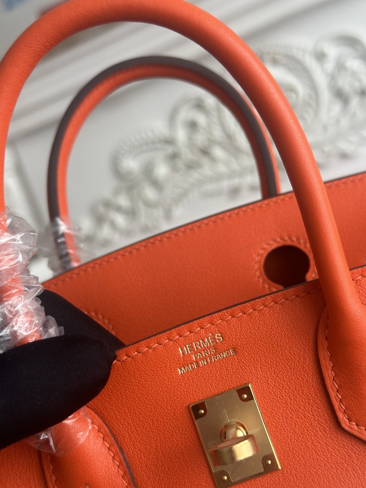 This canvas and leather tote bag, designed based on the Hermès Birkin bag, is also from the same series as your previous two bags.