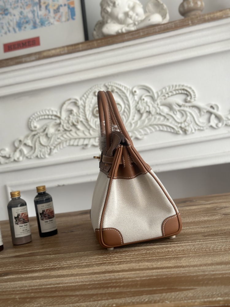 A Birkin-style bag in gold-brown leather and canvas, with an overall retro and versatile style.