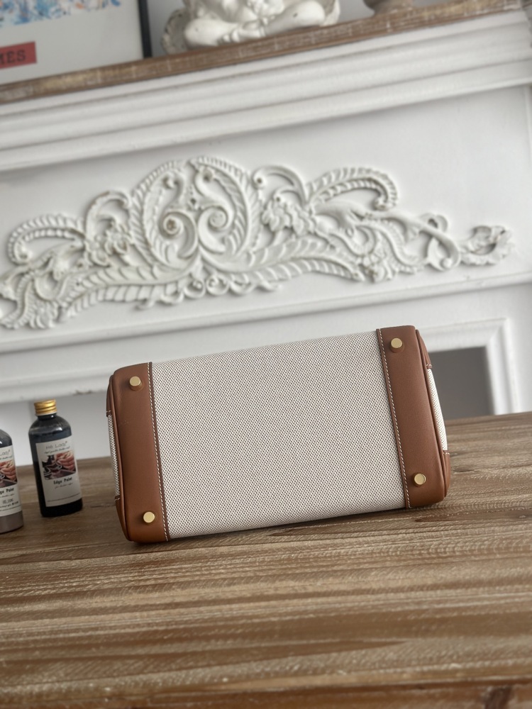 A Birkin-style bag in gold-brown leather and canvas, with an overall retro and versatile style.