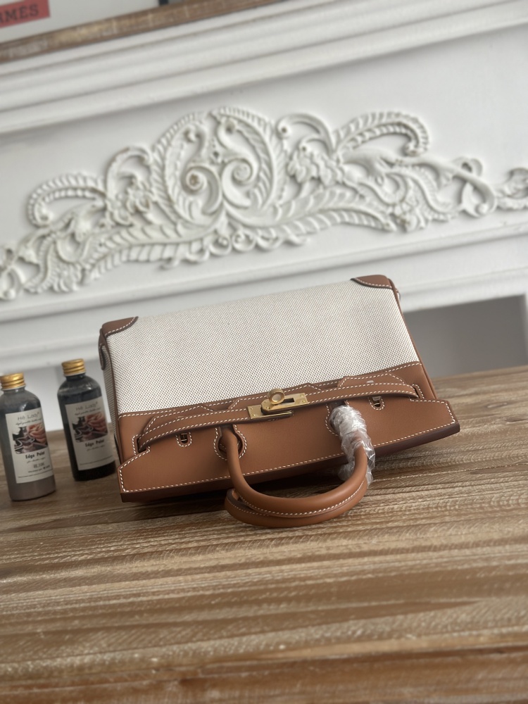 A Birkin-style bag in gold-brown leather and canvas, with an overall retro and versatile style.