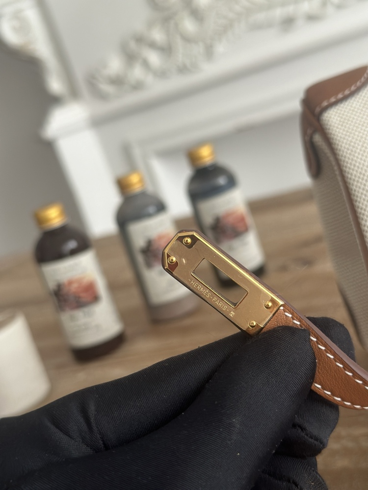 A Birkin-style bag in gold-brown leather and canvas, with an overall retro and versatile style.