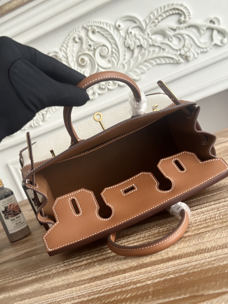 A Birkin-style bag in gold-brown leather and canvas, with an overall retro and versatile style.