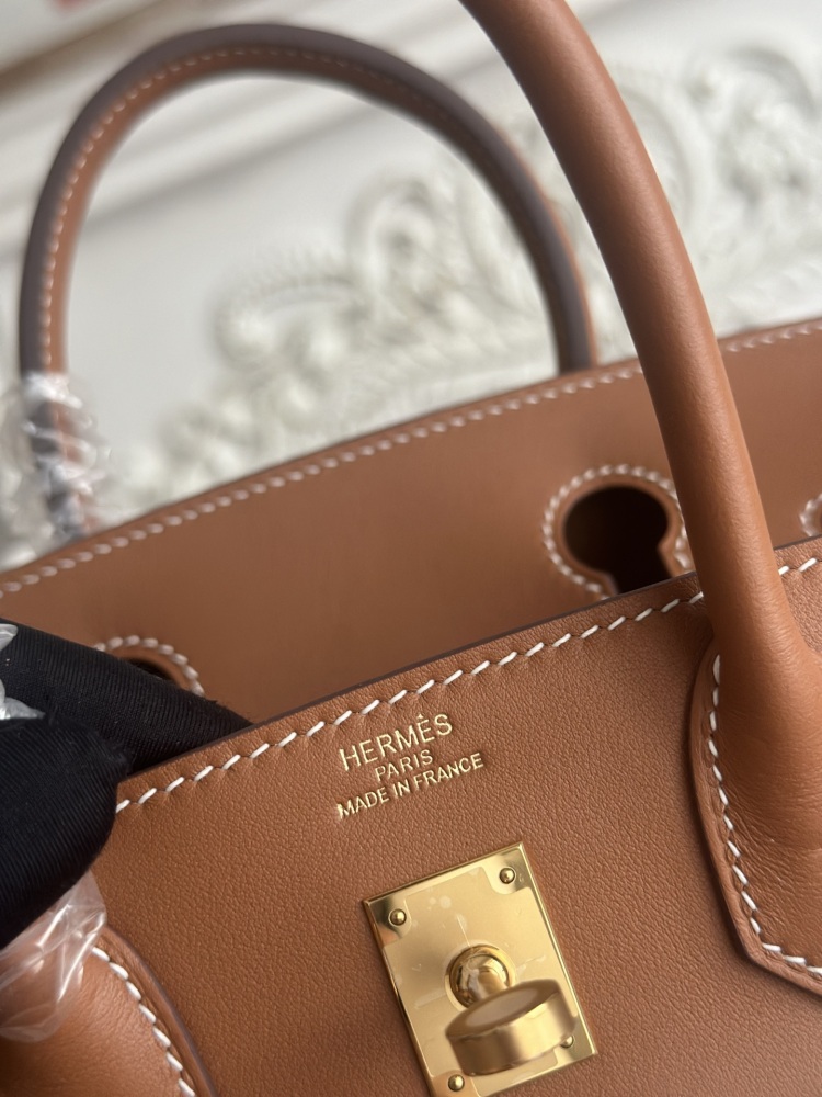 A Birkin-style bag in gold-brown leather and canvas, with an overall retro and versatile style.