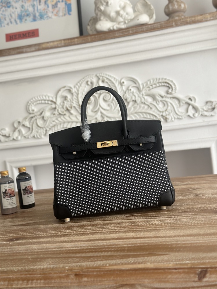 The black leather and canvas tote bag, designed based on the Hermès Birkin, is the coolest and most stylish piece in the collection.