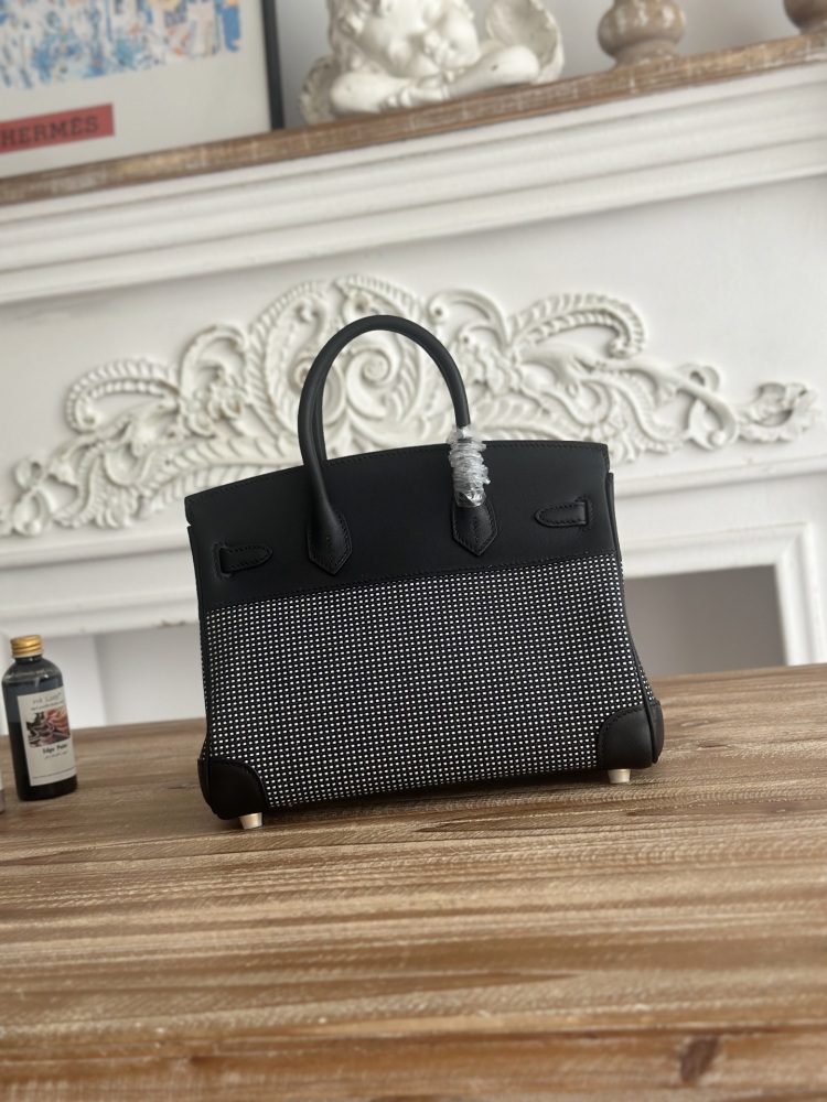 The black leather and canvas tote bag, designed based on the Hermès Birkin, is the coolest and most stylish piece in the collection.