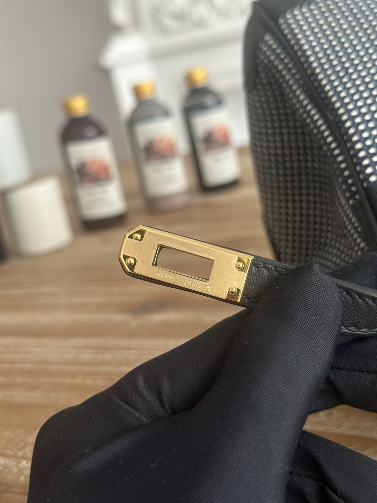 The black leather and canvas tote bag, designed based on the Hermès Birkin, is the coolest and most stylish piece in the collection.