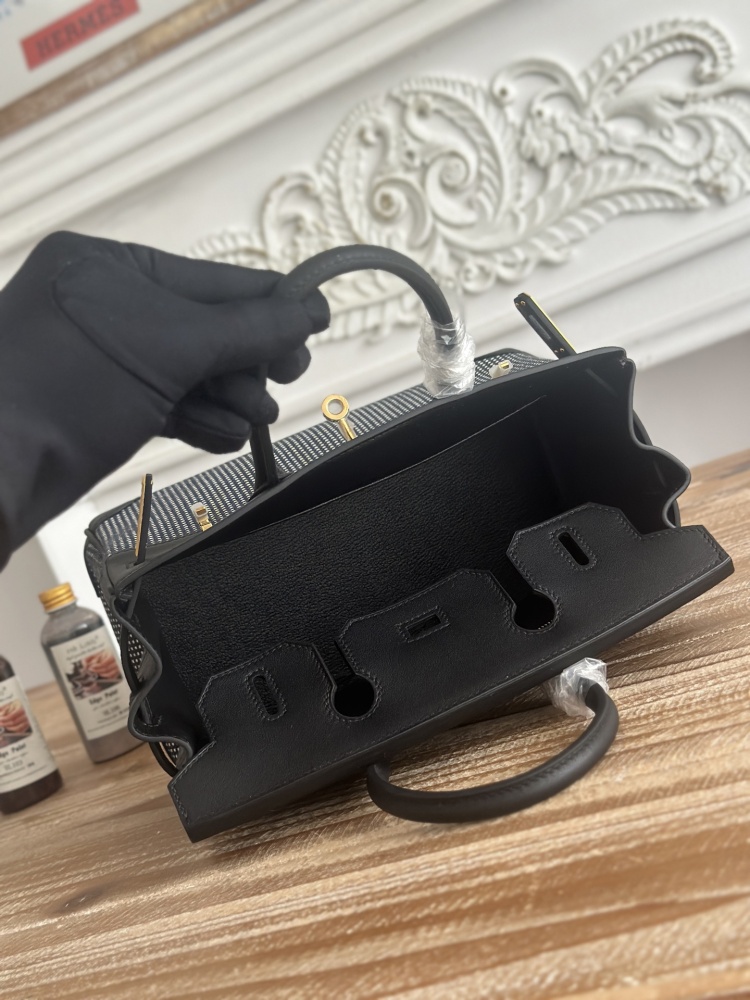 The black leather and canvas tote bag, designed based on the Hermès Birkin, is the coolest and most stylish piece in the collection.