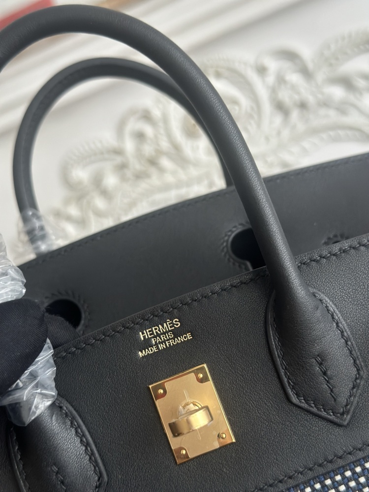 The black leather and canvas tote bag, designed based on the Hermès Birkin, is the coolest and most stylish piece in the collection.