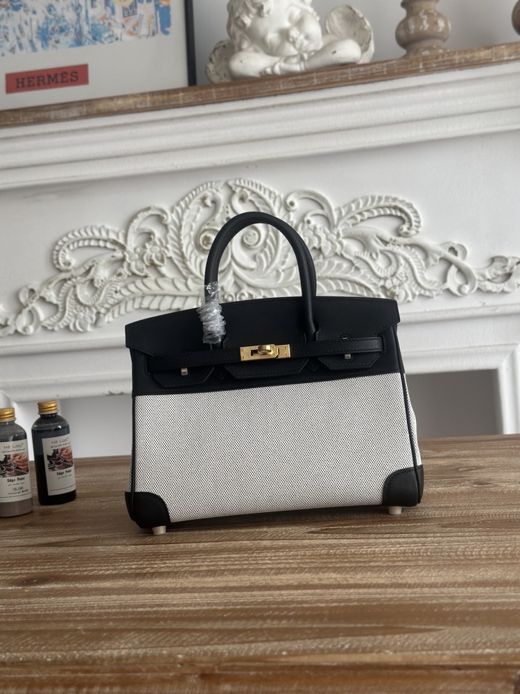 The black and white color-blocked canvas and leather Birkin-style tote bag is also one of the most classic and versatile color combinations in this series.