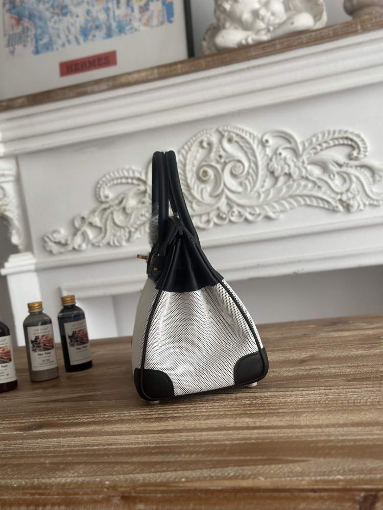 The black and white color-blocked canvas and leather Birkin-style tote bag is also one of the most classic and versatile color combinations in this series.