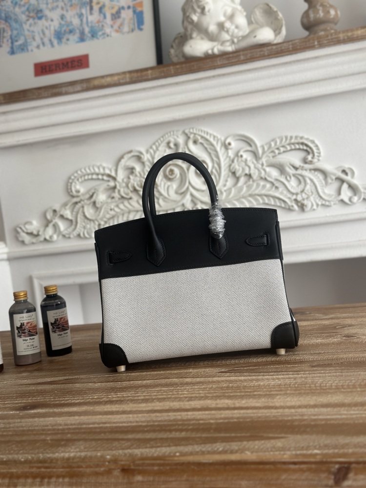 The black and white color-blocked canvas and leather Birkin-style tote bag is also one of the most classic and versatile color combinations in this series.
