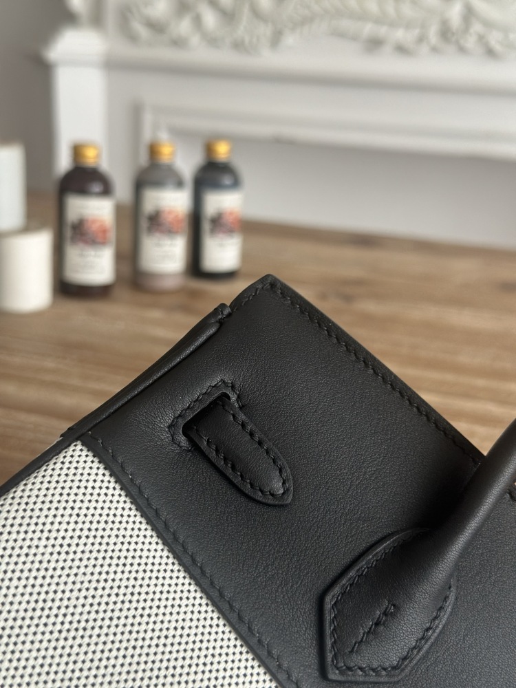 The black and white color-blocked canvas and leather Birkin-style tote bag is also one of the most classic and versatile color combinations in this series.