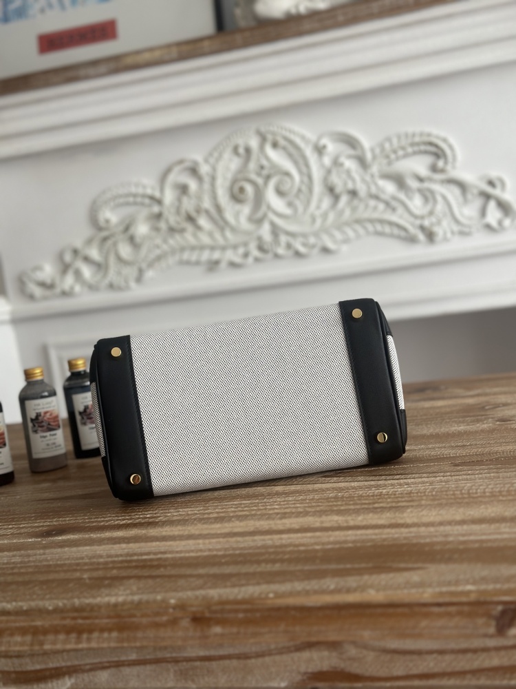 The black and white color-blocked canvas and leather Birkin-style tote bag is also one of the most classic and versatile color combinations in this series.