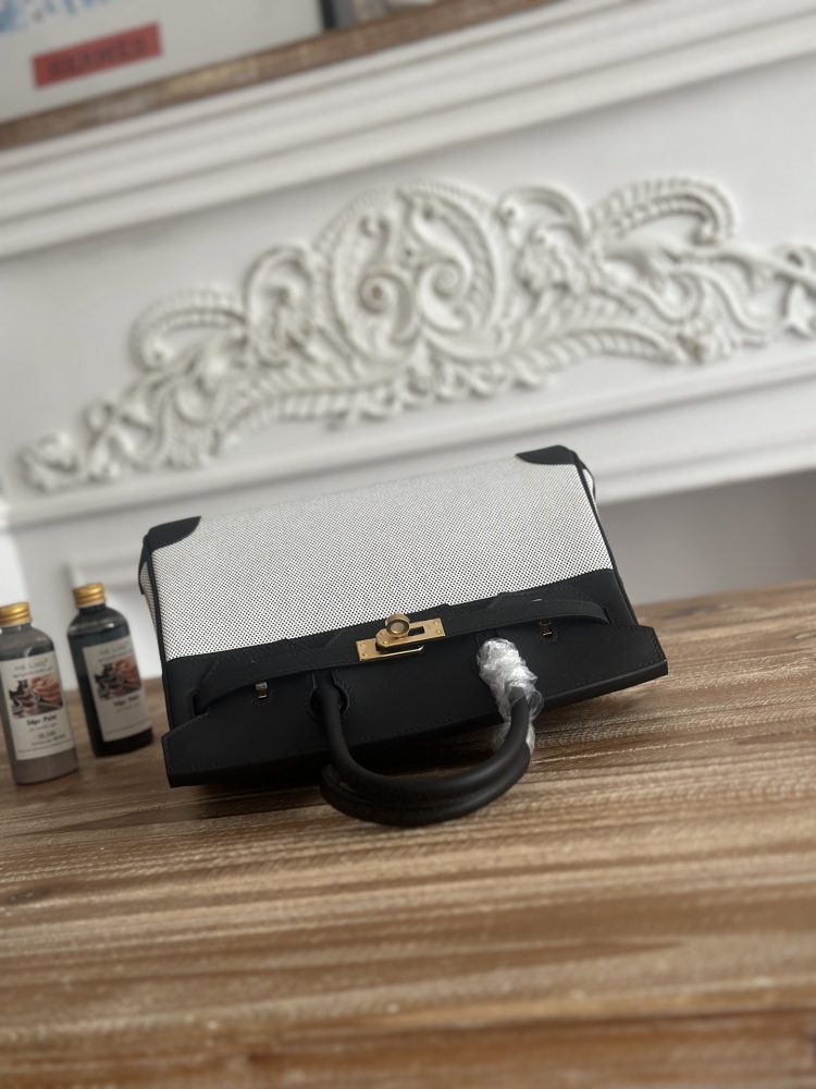 The black and white color-blocked canvas and leather Birkin-style tote bag is also one of the most classic and versatile color combinations in this series.