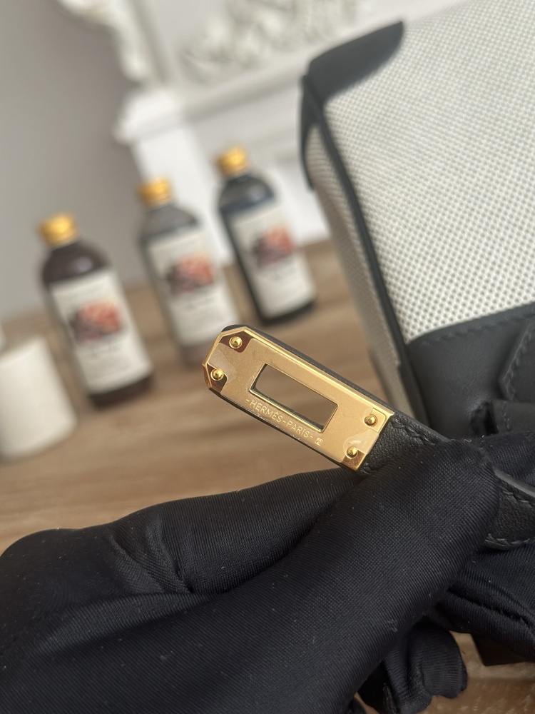 The black and white color-blocked canvas and leather Birkin-style tote bag is also one of the most classic and versatile color combinations in this series.