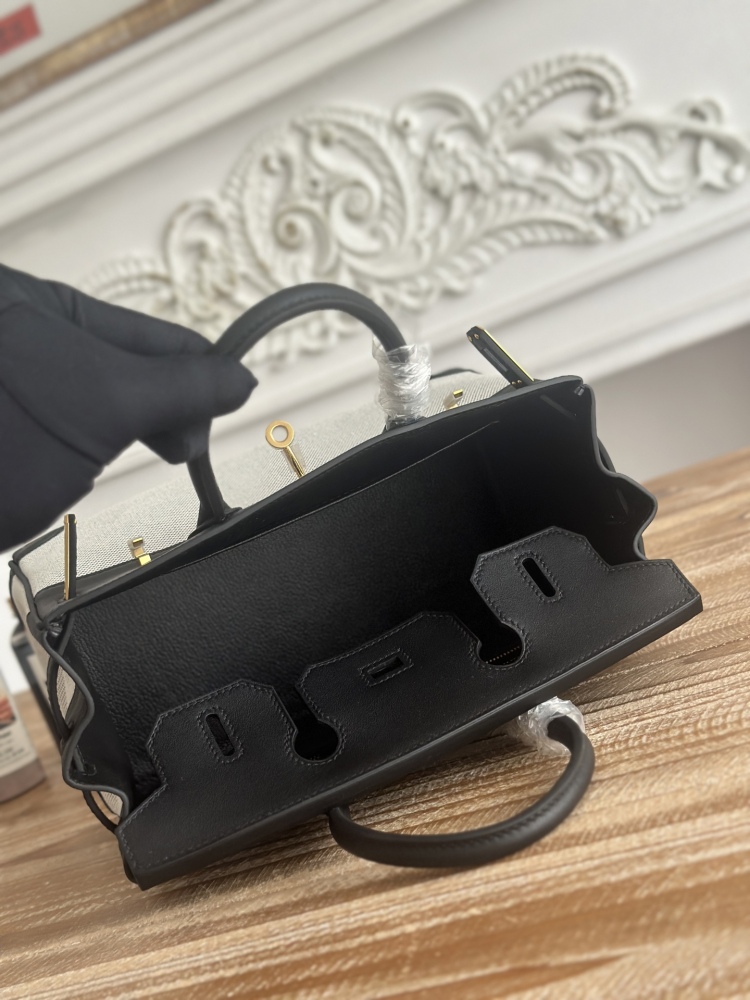 The black and white color-blocked canvas and leather Birkin-style tote bag is also one of the most classic and versatile color combinations in this series.