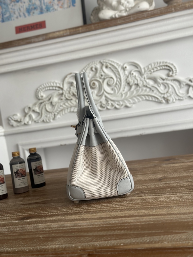 This light gray (glacier gray) canvas and leather Birkin-style tote bag has a gentle and refreshing overall feel, making it a perfect color combination for spring and summer.