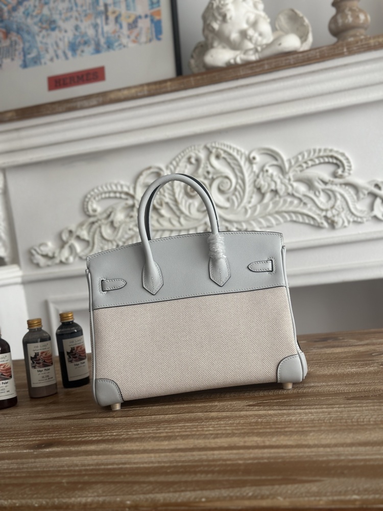 This light gray (glacier gray) canvas and leather Birkin-style tote bag has a gentle and refreshing overall feel, making it a perfect color combination for spring and summer.