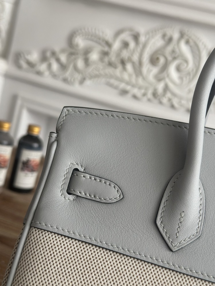 This light gray (glacier gray) canvas and leather Birkin-style tote bag has a gentle and refreshing overall feel, making it a perfect color combination for spring and summer.