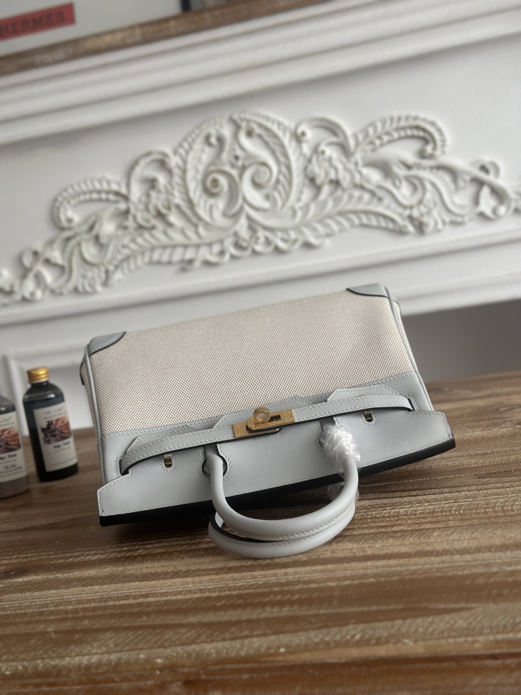 This light gray (glacier gray) canvas and leather Birkin-style tote bag has a gentle and refreshing overall feel, making it a perfect color combination for spring and summer.