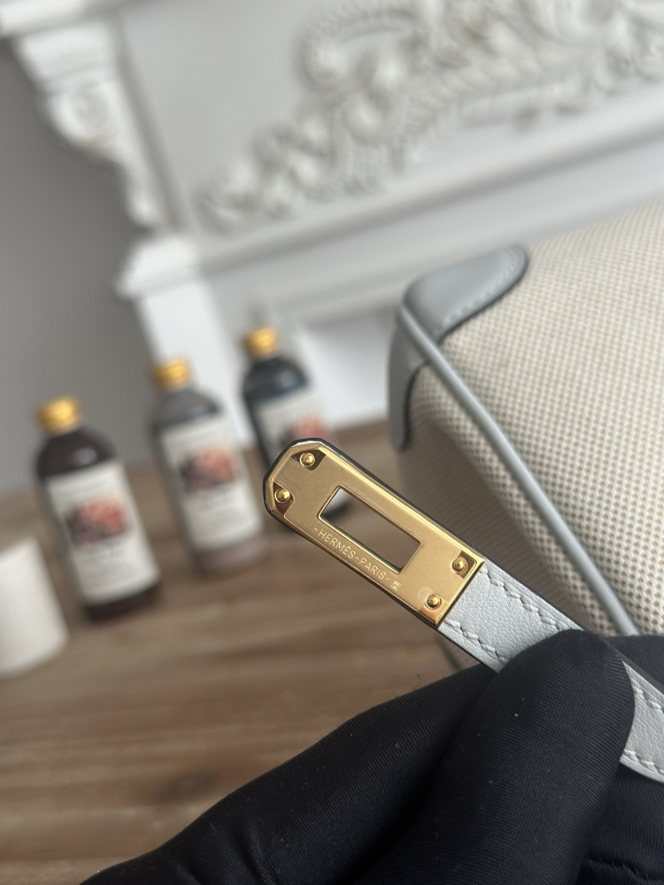 This light gray (glacier gray) canvas and leather Birkin-style tote bag has a gentle and refreshing overall feel, making it a perfect color combination for spring and summer.