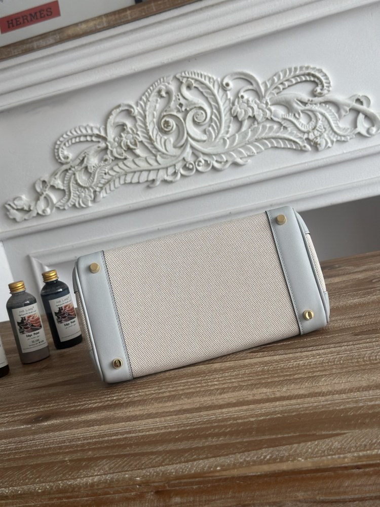 This light gray (glacier gray) canvas and leather Birkin-style tote bag has a gentle and refreshing overall feel, making it a perfect color combination for spring and summer.