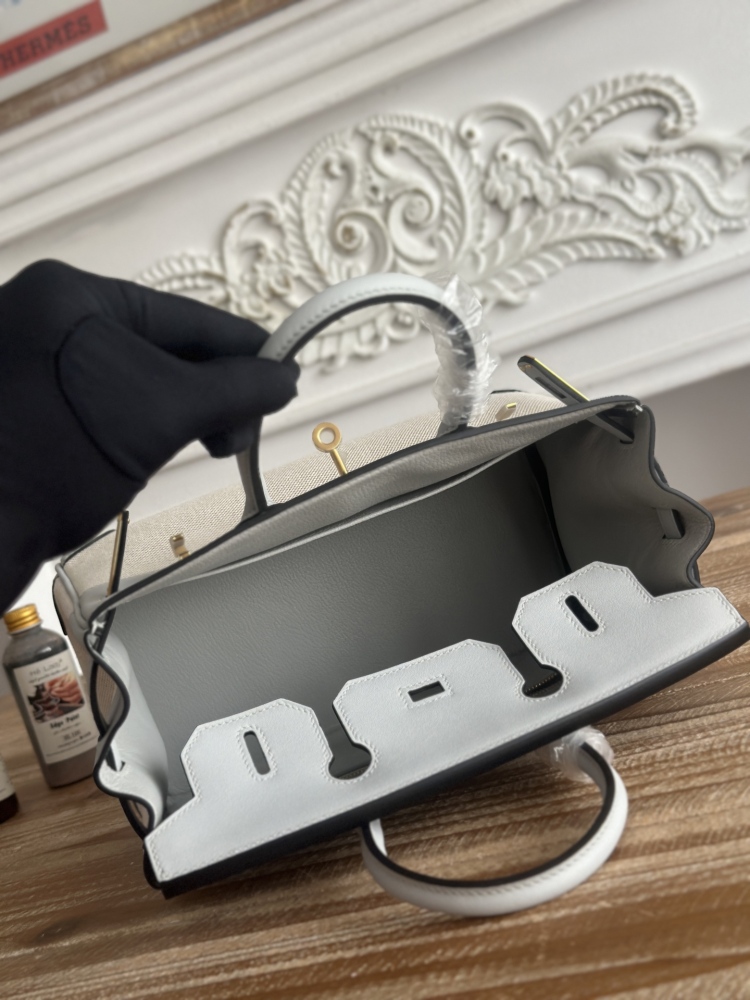 This light gray (glacier gray) canvas and leather Birkin-style tote bag has a gentle and refreshing overall feel, making it a perfect color combination for spring and summer.