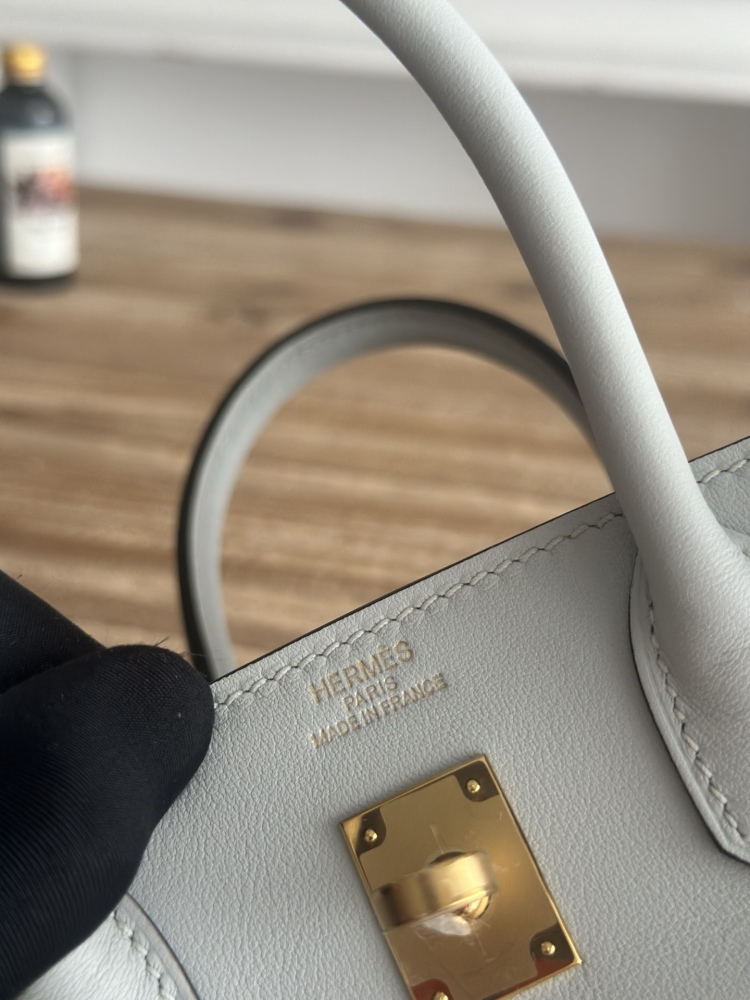 This light gray (glacier gray) canvas and leather Birkin-style tote bag has a gentle and refreshing overall feel, making it a perfect color combination for spring and summer.