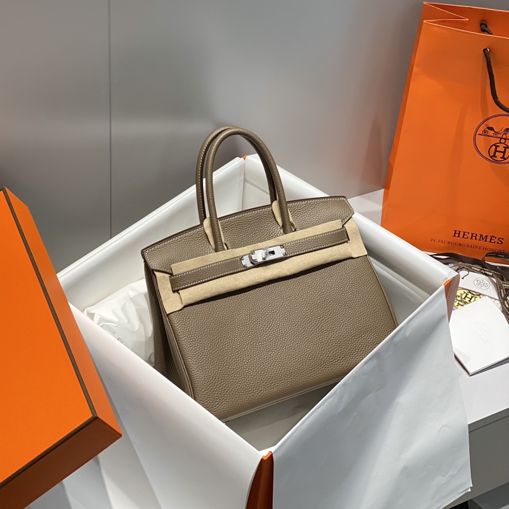 爱马仕 Birkin 30 铂金包，具体为大象灰（Etoupe）配色、Togo 牛皮、银扣版本，是品牌最经典的 “百搭常青款” 之一
