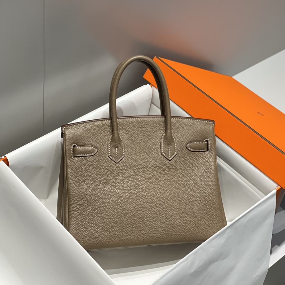 爱马仕 Birkin 30 铂金包，具体为大象灰（Etoupe）配色、Togo 牛皮、银扣版本，是品牌最经典的 “百搭常青款” 之一