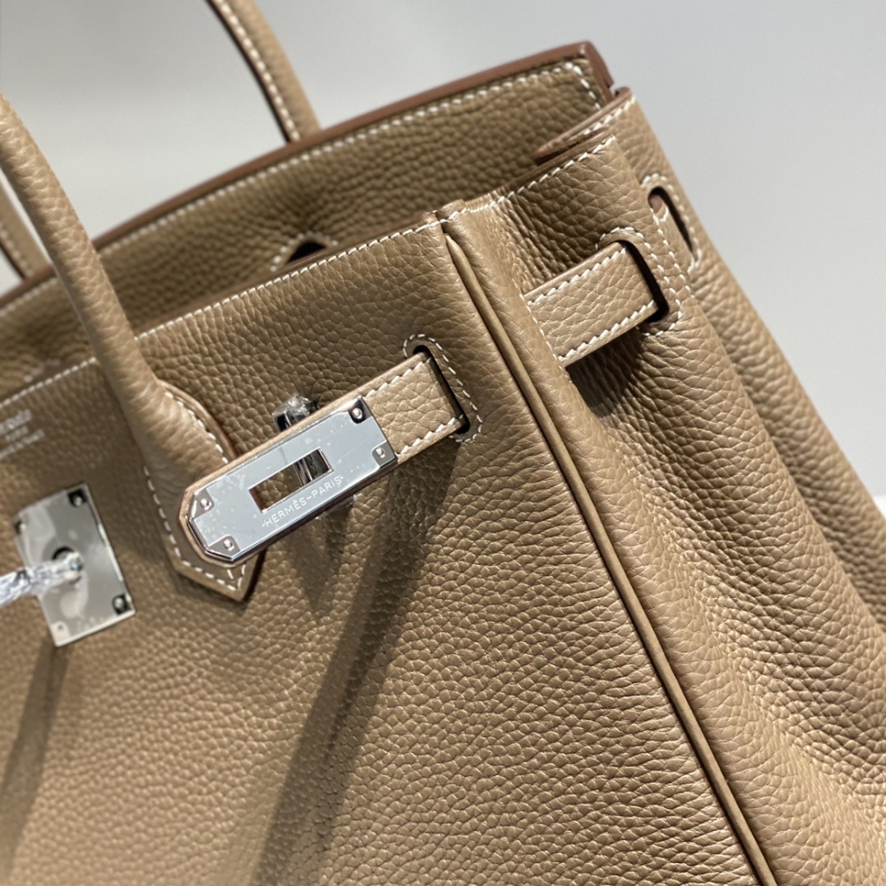 爱马仕 Birkin 30 铂金包，具体为大象灰（Etoupe）配色、Togo 牛皮、银扣版本，是品牌最经典的 “百搭常青款” 之一