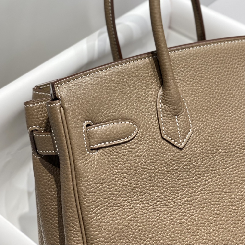 爱马仕 Birkin 30 铂金包，具体为大象灰（Etoupe）配色、Togo 牛皮、银扣版本，是品牌最经典的 “百搭常青款” 之一