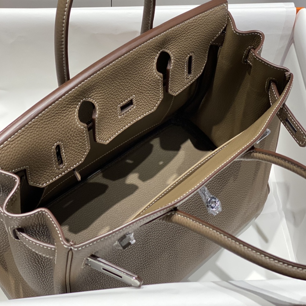 爱马仕 Birkin 30 铂金包，具体为大象灰（Etoupe）配色、Togo 牛皮、银扣版本，是品牌最经典的 “百搭常青款” 之一