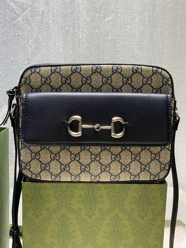 The Gucci 1955 series horsebit small camera bag is also one of the brand's popular classic styles.