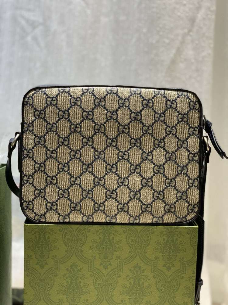 The Gucci 1955 series horsebit small camera bag is also one of the brand's popular classic styles.