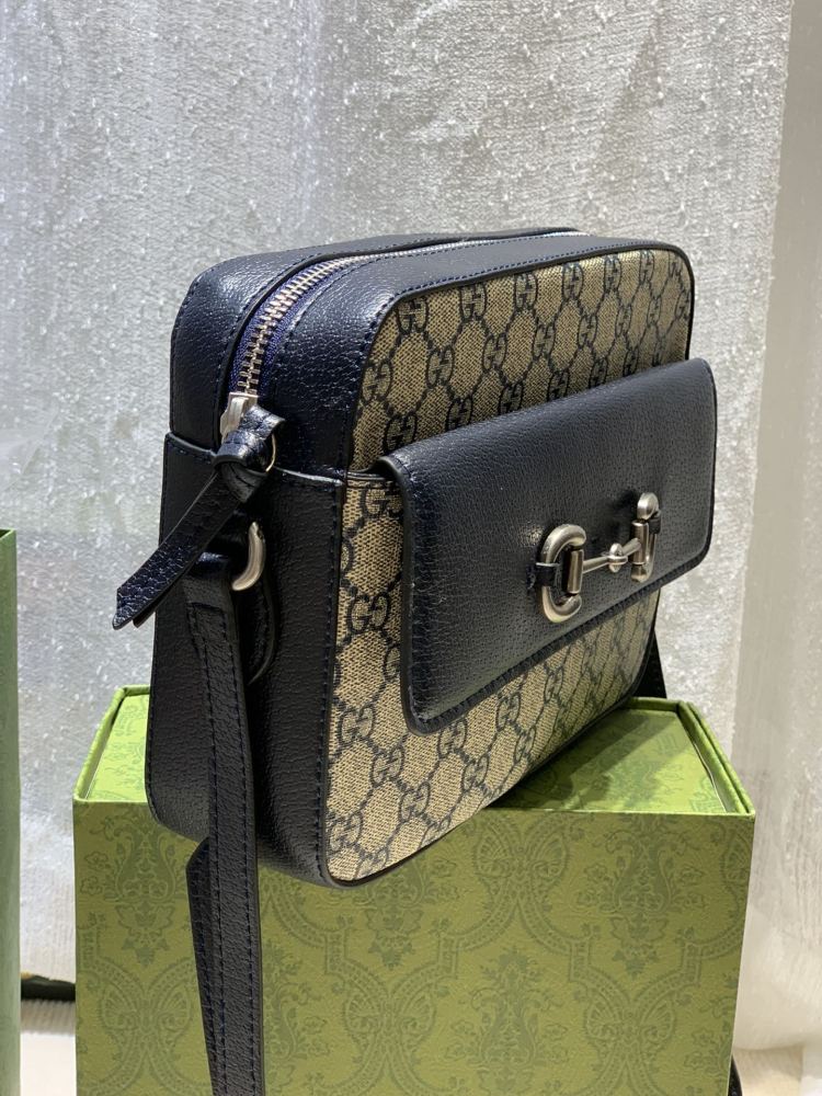 The Gucci 1955 series horsebit small camera bag is also one of the brand's popular classic styles.