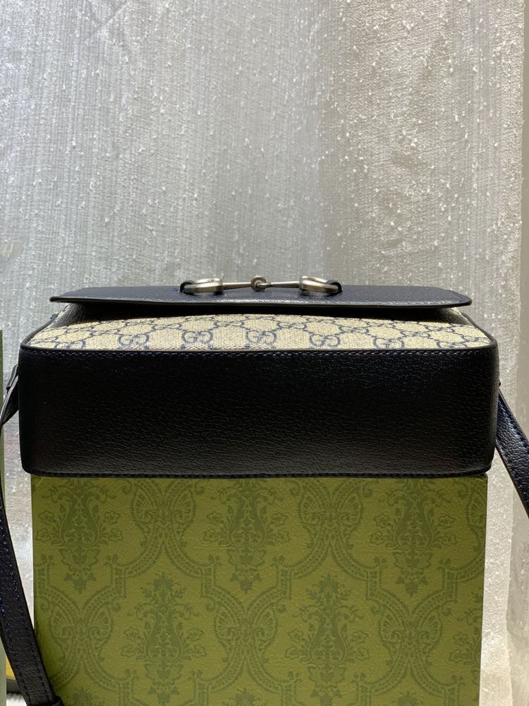 The Gucci 1955 series horsebit small camera bag is also one of the brand's popular classic styles.