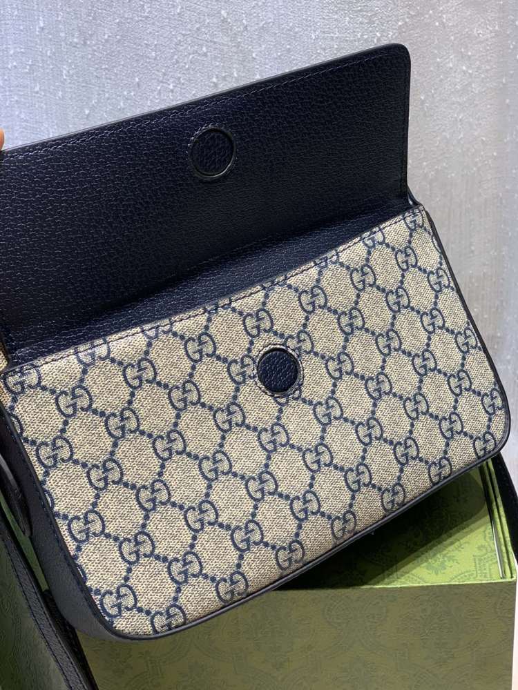 The Gucci 1955 series horsebit small camera bag is also one of the brand's popular classic styles.