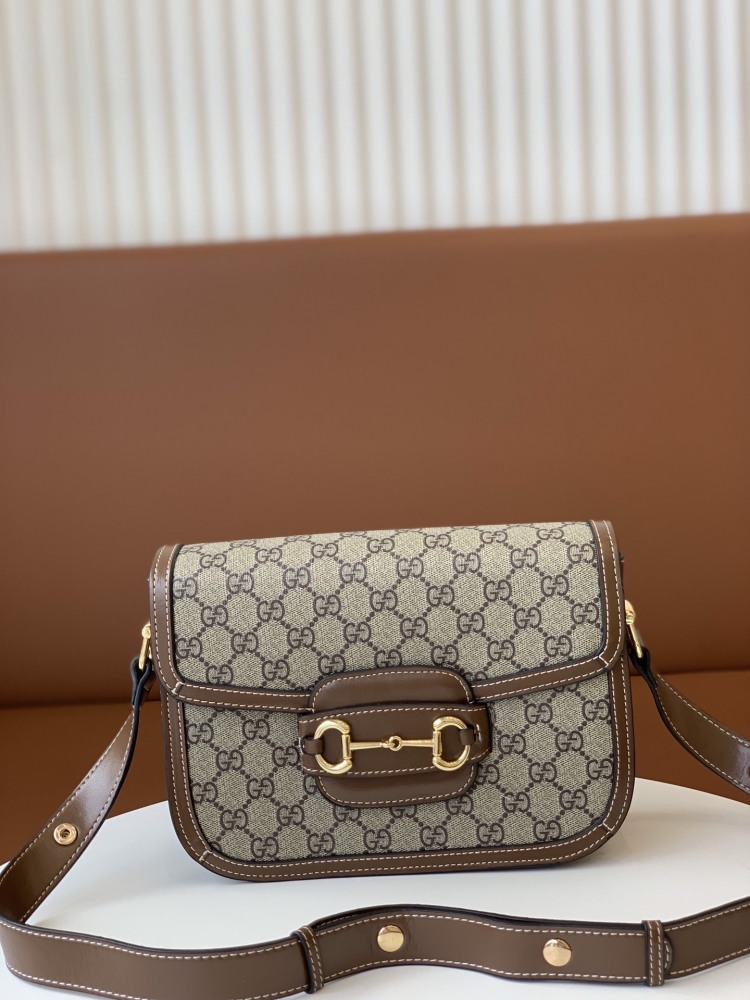 The Gucci Horsebit 1955 series medium saddle bag is also the most classic and evergreen model in the 1955 series.