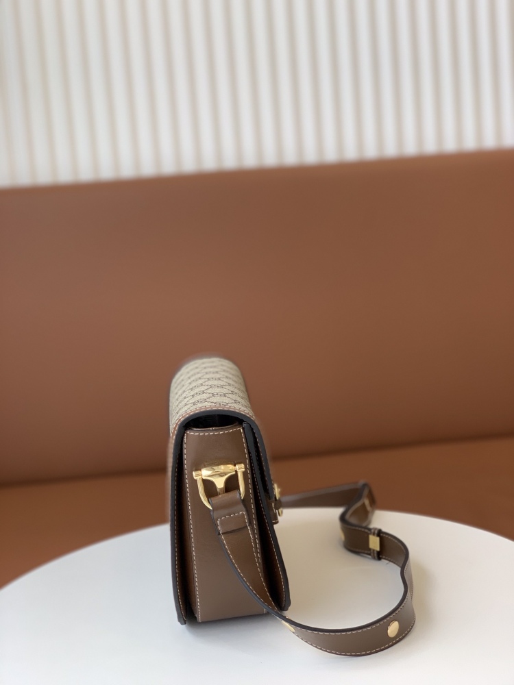 The Gucci Horsebit 1955 series medium saddle bag is also the most classic and evergreen model in the 1955 series.