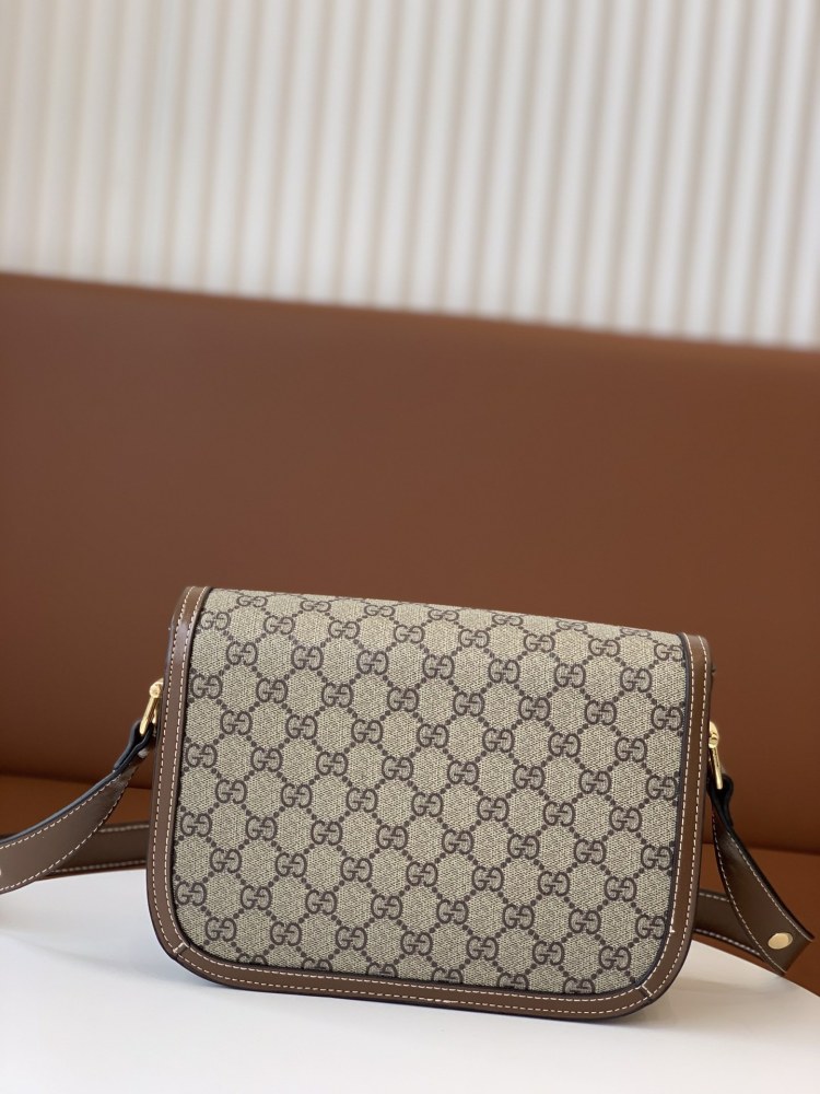 The Gucci Horsebit 1955 series medium saddle bag is also the most classic and evergreen model in the 1955 series.