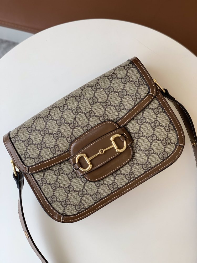 The Gucci Horsebit 1955 series medium saddle bag is also the most classic and evergreen model in the 1955 series.