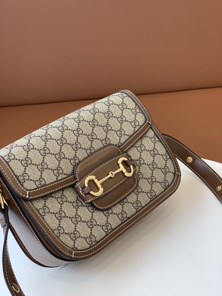 The Gucci Horsebit 1955 series medium saddle bag is also the most classic and evergreen model in the 1955 series.