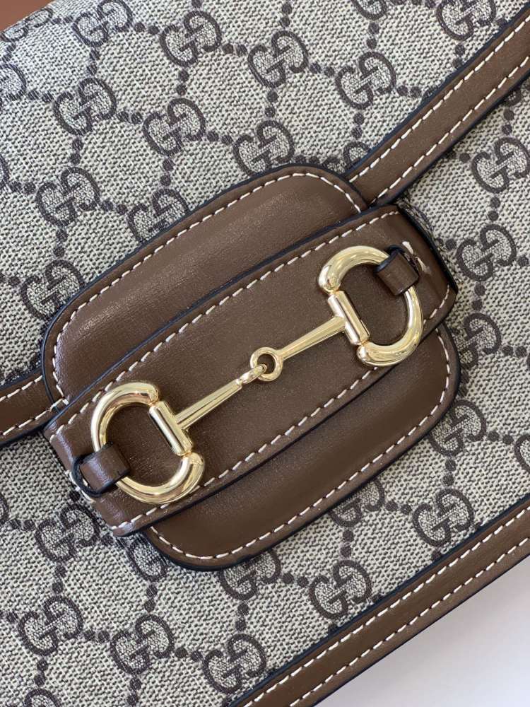 The Gucci Horsebit 1955 series medium saddle bag is also the most classic and evergreen model in the 1955 series.