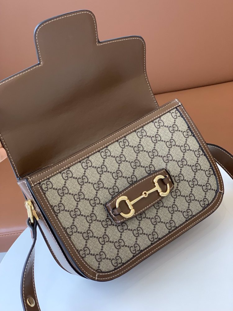 The Gucci Horsebit 1955 series medium saddle bag is also the most classic and evergreen model in the 1955 series.
